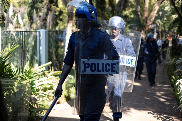 Zimbabwe anti-riot personnel arrive at The Bronte Hotel in
Harare where international journalists and observers are gathered for a press
conference by MDC leader Nelson Chamisa. (<strong>AFP</strong>)

