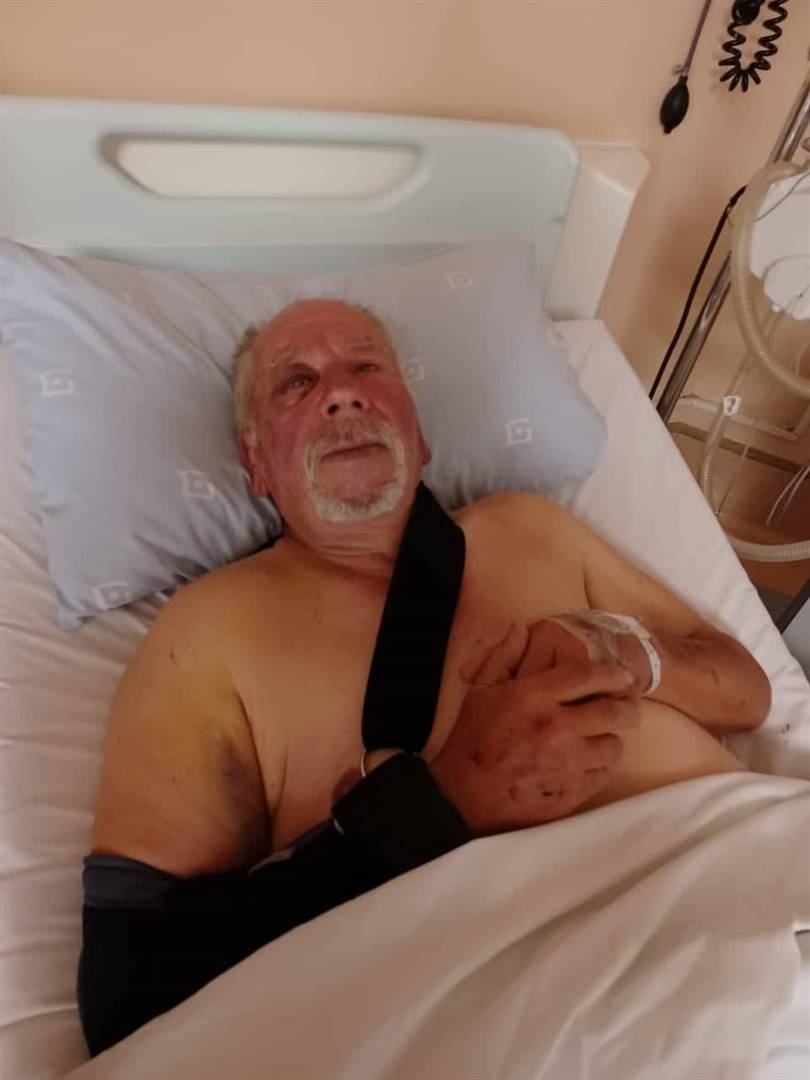 Sakkie Bell (67), ’n boer van Bethlehem, in die hospitaal nadat hy Sondag op sy plaas aangeval is.