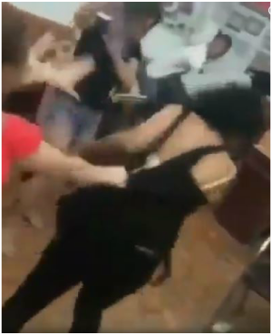 Fight in salon (PHOTO: Screenshot from video)