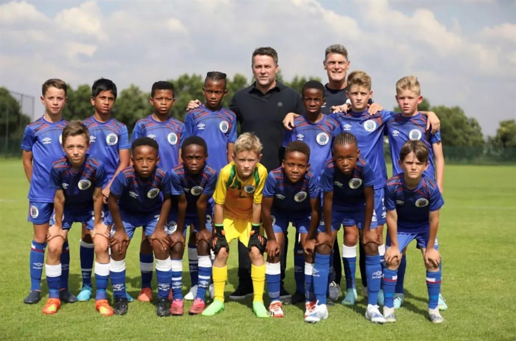 Michael Owen visits SuperSport United players, coaches and staff.