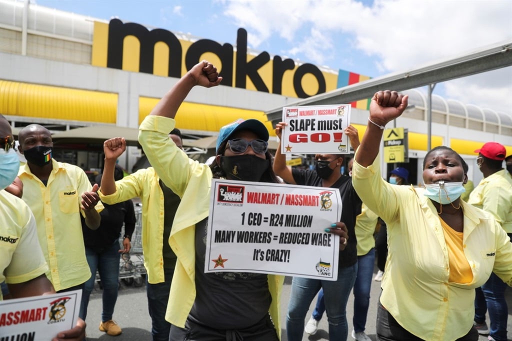 Workers disgruntled over low wages and changes to terms and conditions of employment, go on strike outside a Walmart-led Massmart Holdings owned Makro store in Johannesburg, South Africa, November 19, 2021.  Photo: Reuters/ Sumaya Hisha,