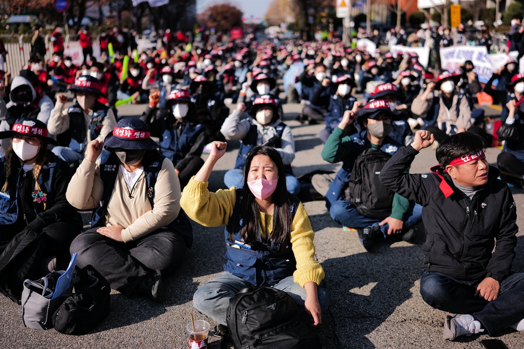 Hundreds of members of the Korean Confederation of Trade Unions public transport union are shouting slogans during a General Strike of the National Education Office at Yeouido, main finance and investment banking district on November 25, 2022 in Seoul, South Korea. 