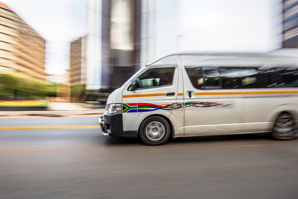 News24 | WATCH | Cape Town taxi drivers arrested after alleged assault on traffic officers