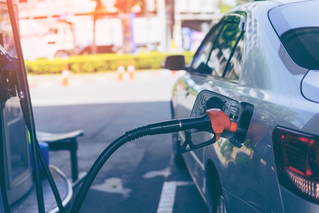 HANYA DI |  Potongan harga diesel besar diumumkan, bensin dinaikkan