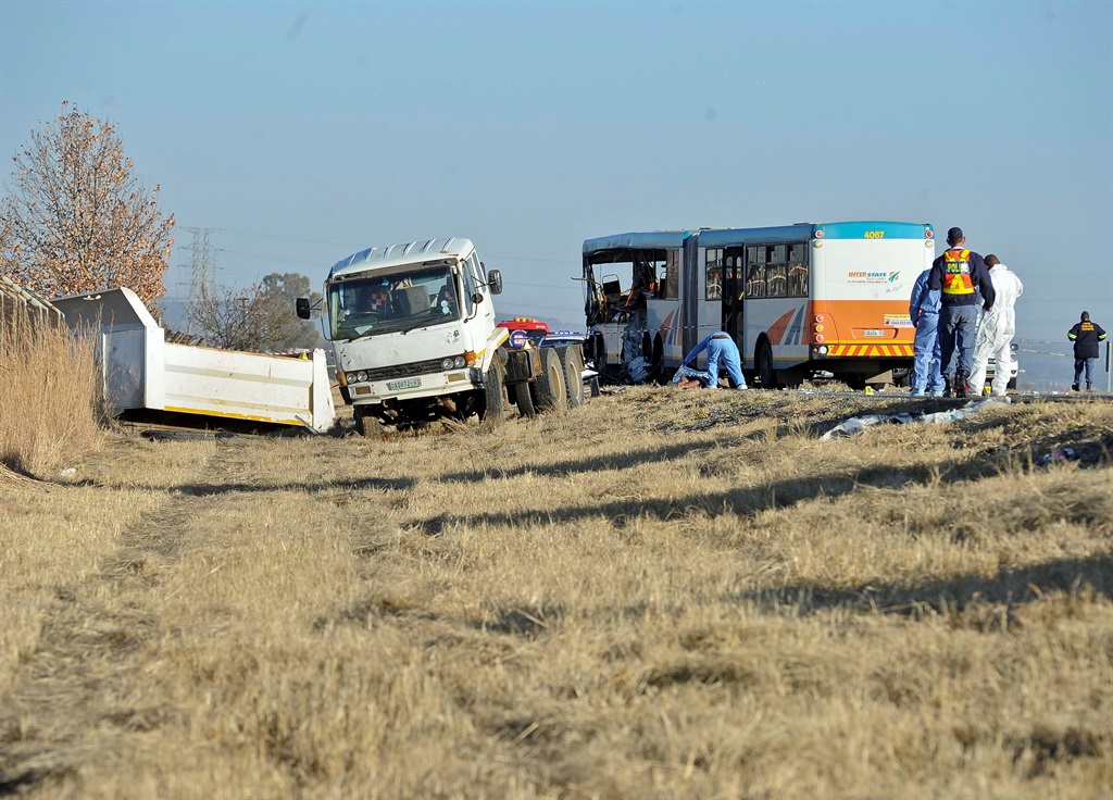 ­0,Interstate Bus Line with truck involved in a crash that claimed six lives, left 51 survivors with severe injuries. .. Foto: MLUNGISI LOUW\NUUS SENTRAAL