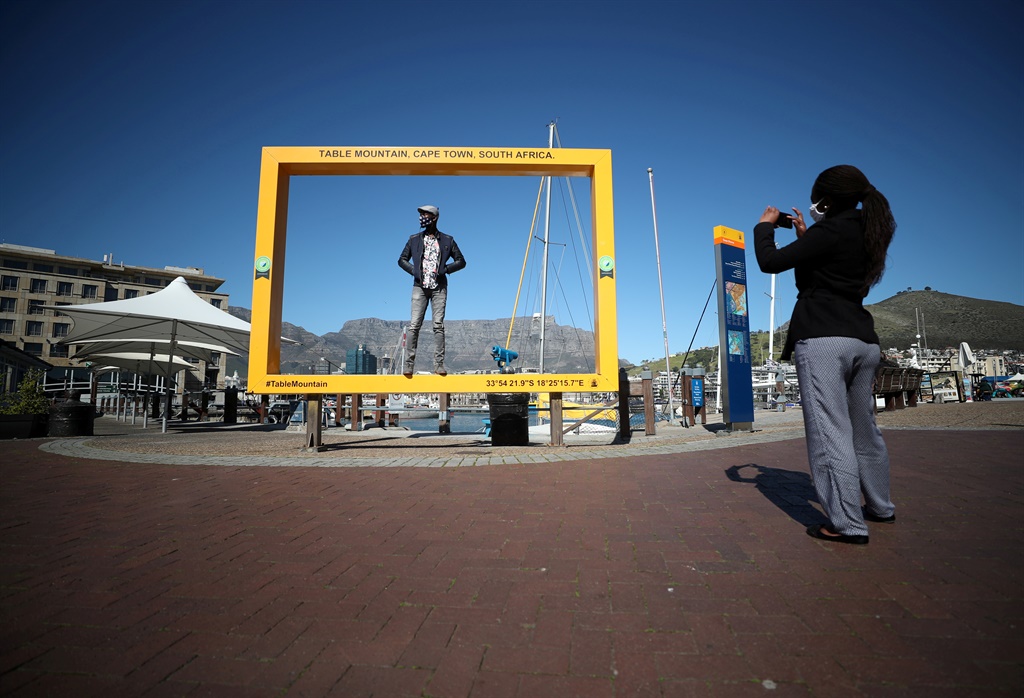 Besoekers neem foto's by die V&A Waterfront in Kaapstad. Foto: Reuters