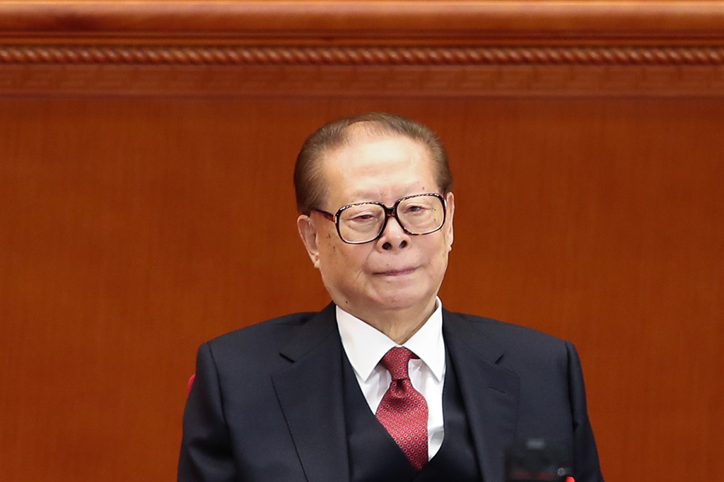 China berduka atas mantan pemimpin Jiang Zemin dengan karangan bunga, halaman depan hitam