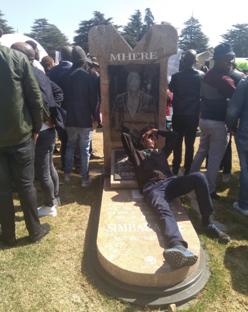 'Drunk man" pictured sleeping on late TV presenter Simba Mhere's grave. Photo: Twitter 