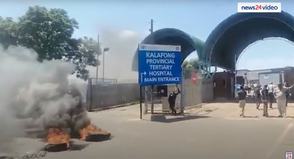 Menyerang jalan barikade staf rumah sakit Kalafong, fasilitas kesehatan sampah