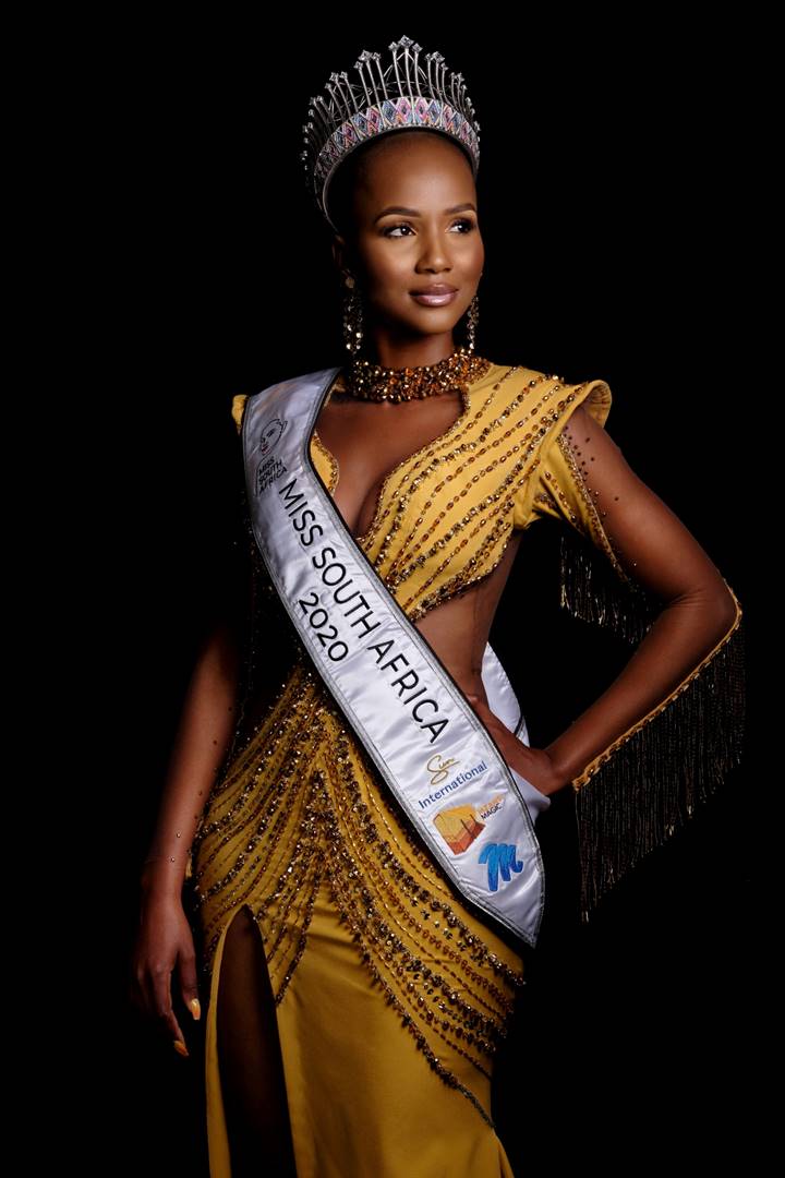 SHUDU HANDS OVER CROWN TO NEW MISS SA Daily Sun