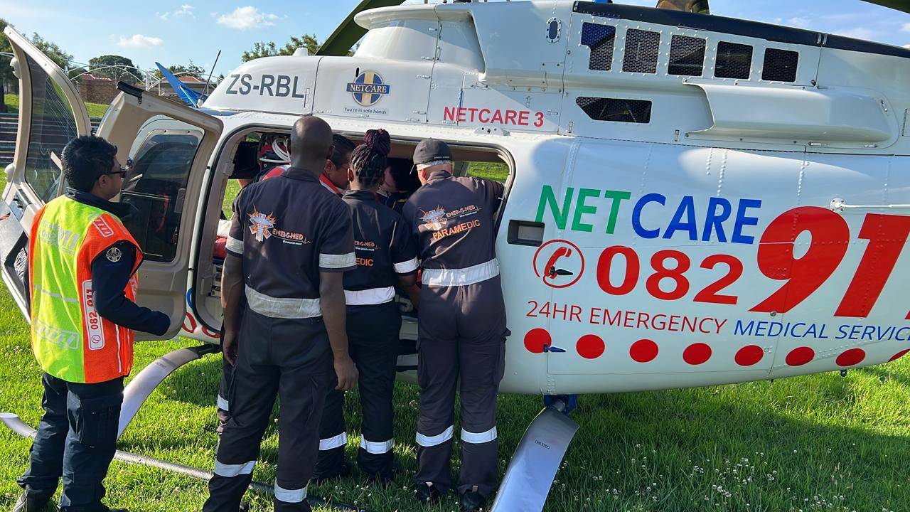 Twee boeties wat Dinsdagmiddag in ’n kritieke toestand in ’n swembad by ’n huis in Randburg gekry is, is elk met ’n mediese helikopter van Netcare911 na ’n hospitaal geneem. 