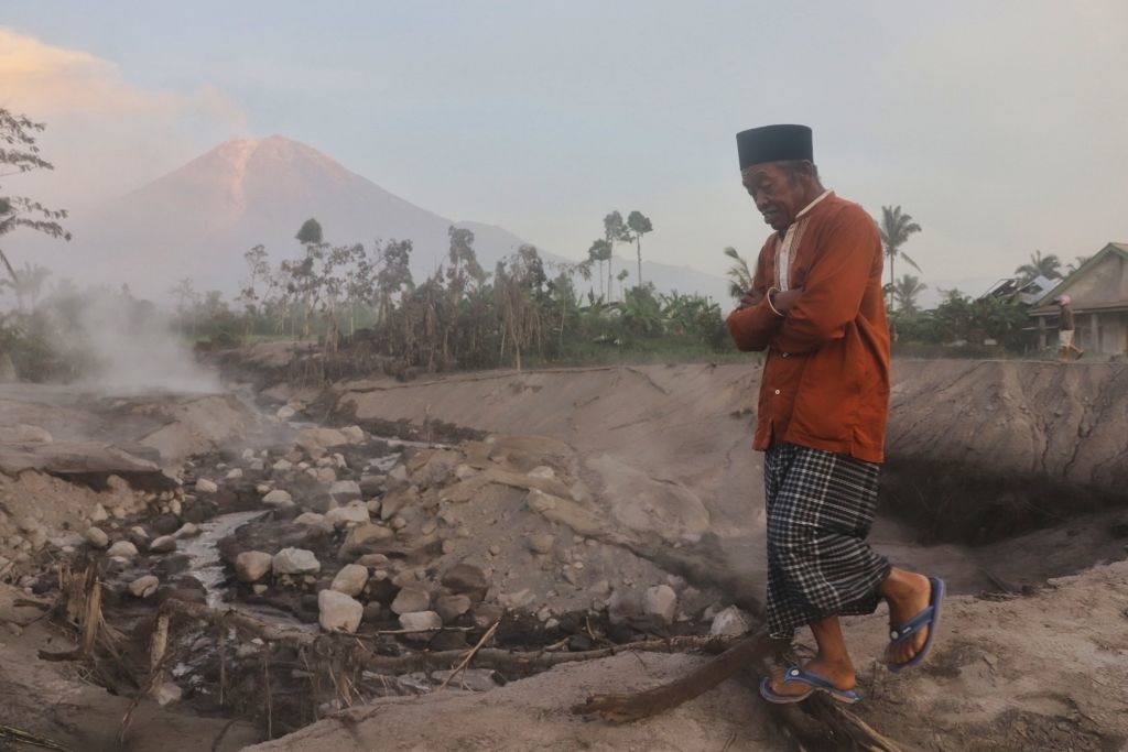 Lebih banyak orang mengungsi setelah letusan Gunung Semeru di Indonesia