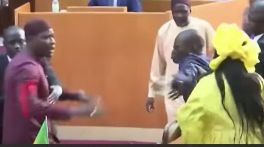 PERHATIKAN |  Polisi mencari anggota parlemen yang menampar, menendang anggota parlemen saat pemungutan suara anggaran di Senegal