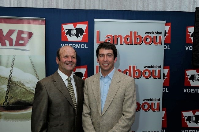 Mnr. Willem Grobbelaar (regs) en mnr. PD Jacobs (skoonpa) toe hulle in 2014 as Voermol se Skaapboer van die Jaar aangewys is. Foto: Johan Norval
