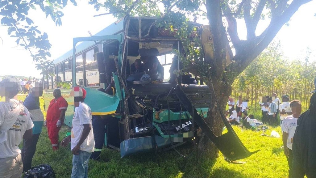 News24 | KZN crash: 'Multiple people injured' as three buses packed with IFP supporters collide on N2