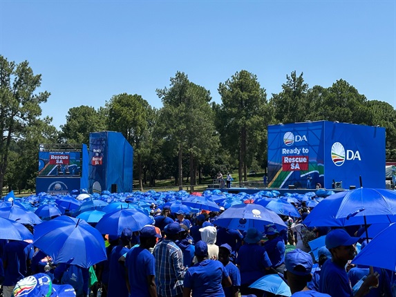 <p>Thousands of DA supporters have arrived at the Union Buildings. There is a sea of blue umbrellas on the lawns of the Union Buildings as many seek shelter from the heat. </p><p><em>Picture: Jason Felix/News24</em></p>