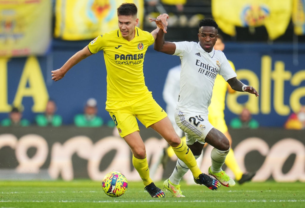 VILLARREAL, SPAIN - JANUARY 07: Juan Foyth of Villarreal CF is challenged by Vinicius Junior of Real Madrid during the LaLiga Santander match between Villarreal CF and Real Madrid CF at Estadio de la Ceramica on January 07, 2023 in Villarreal, Spain. (Photo by Aitor Alcalde/Getty Images)
