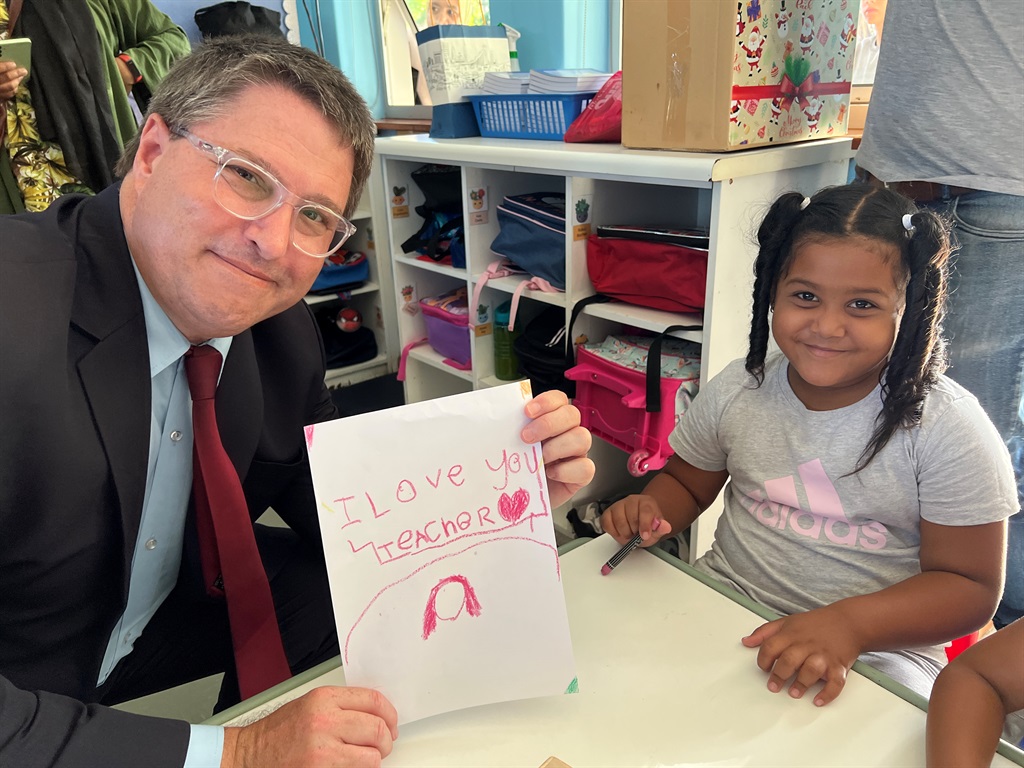 Minister Maynier shared a nostalgic school moment with a Grade R learner as he admired this little girl’s drawing. 