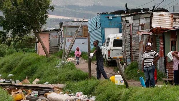A large number of poor South Africans live in informal settlements. Picture: Nic Bothma/EPA