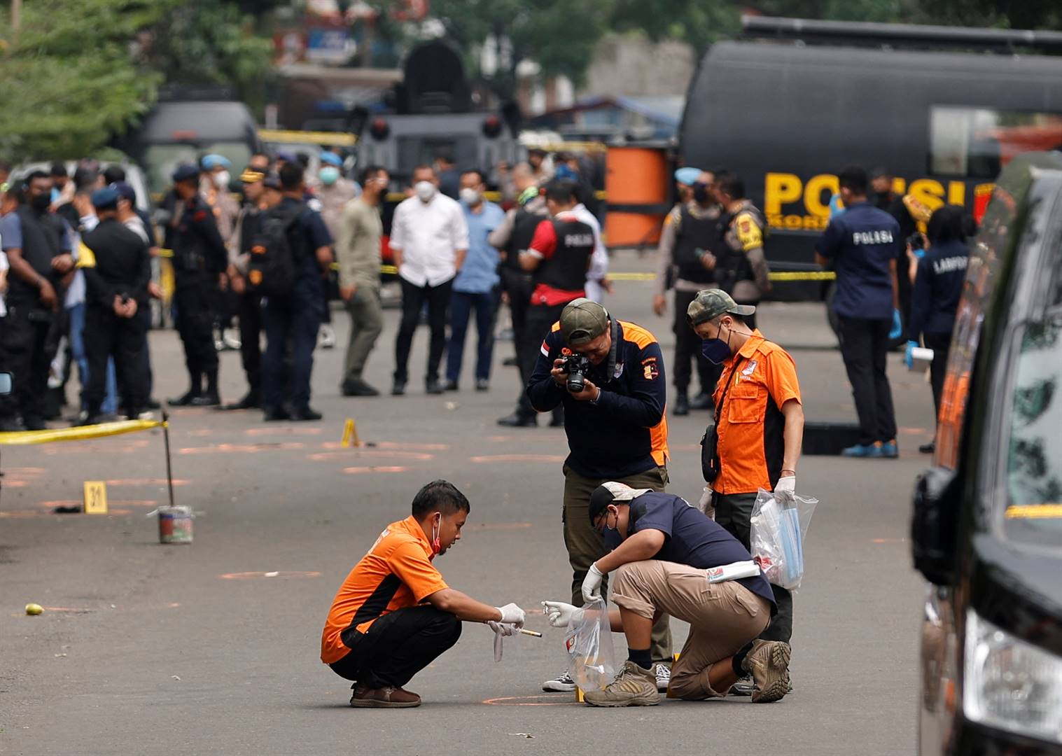 Beamptes van Indonesië se vingerafdrukspan ondersoek die toneel van ’n selfmoordbomaanval by ’n polisiestasie in die stad Bandung. Foto: Reuters