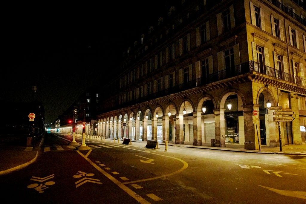 Power outage plunges parts of Paris into darkness, technical glitch