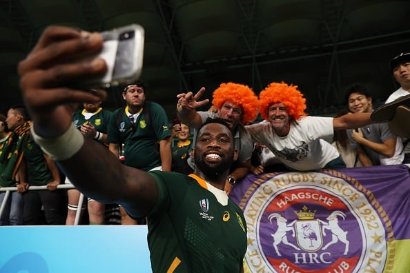 Bok captain Siya Kolisi takes a selfie with fans in Japan. (Getty Images)