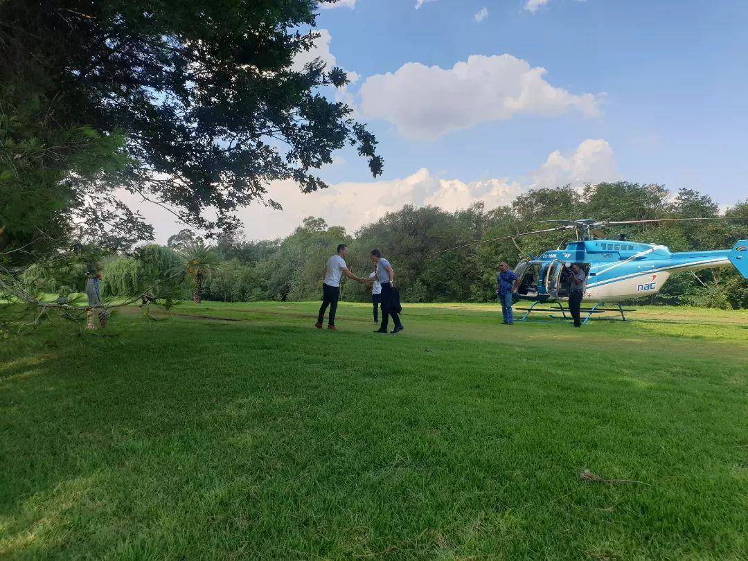 Tom Cruise het Dinsdag in ’n helikopter by die Killarney-buiteklub in Johannesburg geland. Foto: Instagram/Killarney Country Club