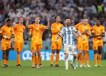 Argentina beat Dutch and go into semis after late night drama