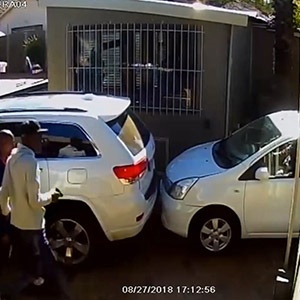 Watch as an Alberton woman rams a gang of hijackers in her driveway.