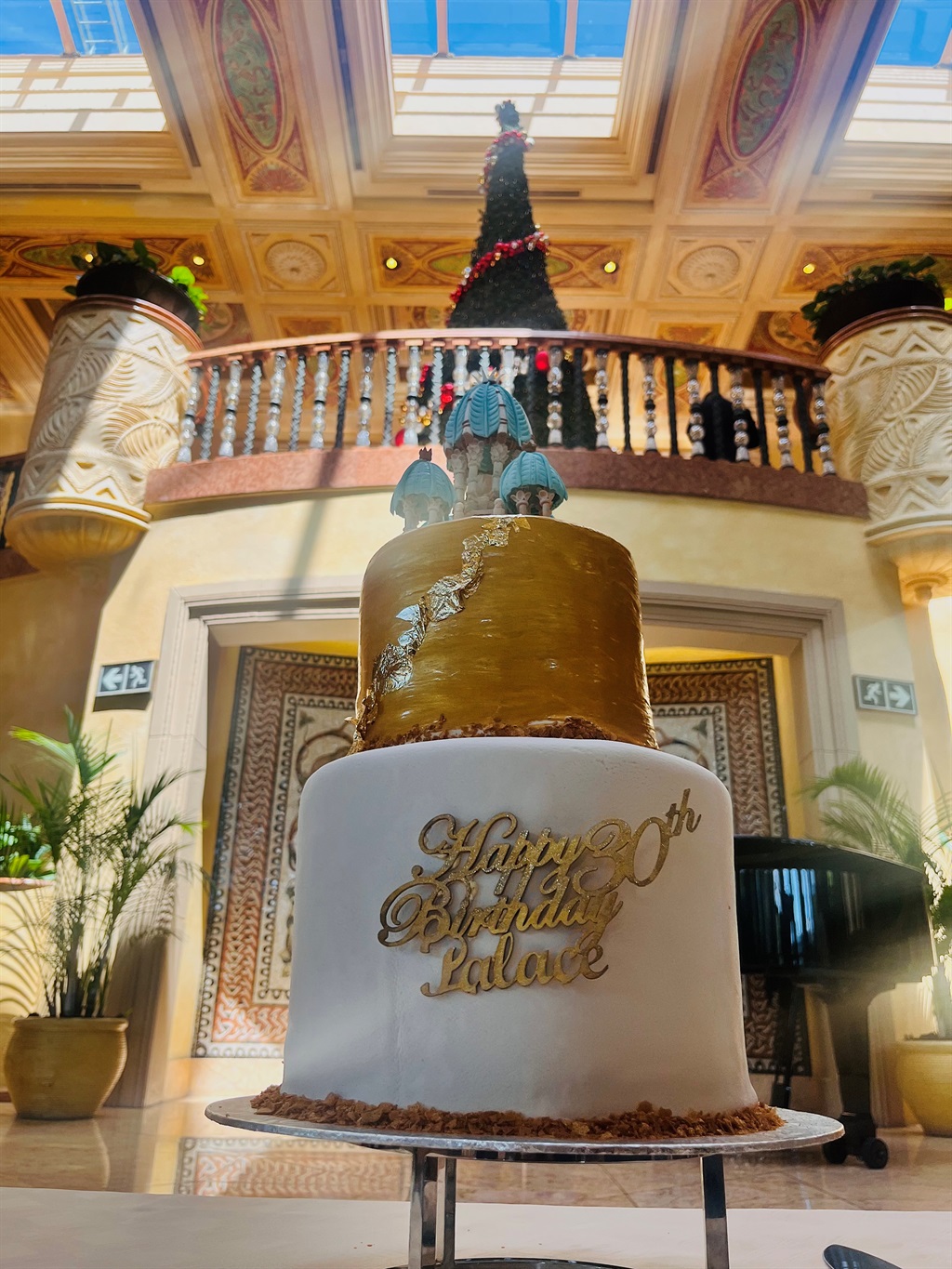 The cake, shaped like the design of the Palace hot