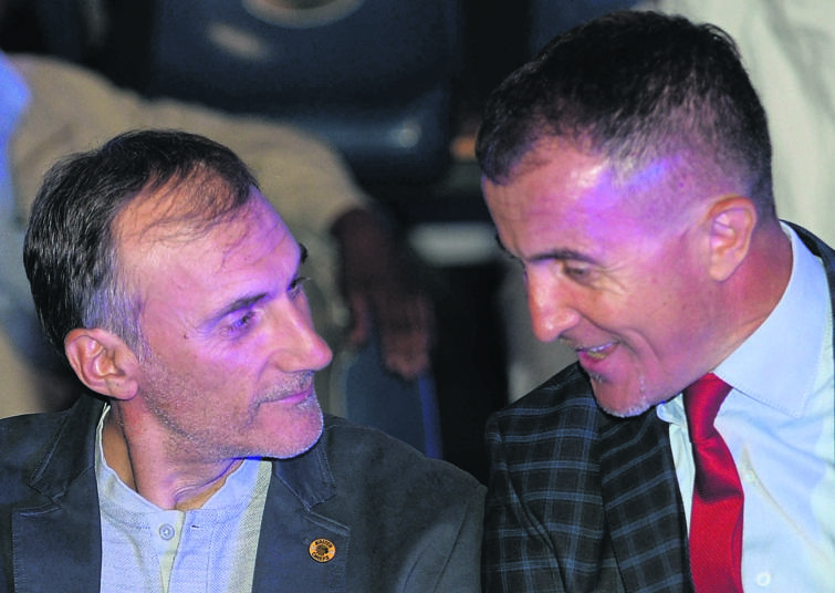 CALM BEFORE THE STORM Kaizer Chiefs coach Giovanni Solinas and his Orlando Pirates peer Milutin Sredojevic. Picture: Samuel Shivambu / BackpagePix