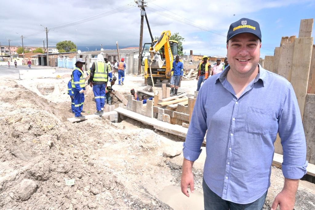 Cape Town mayor Geordin Hill-Lewis conducts inspec