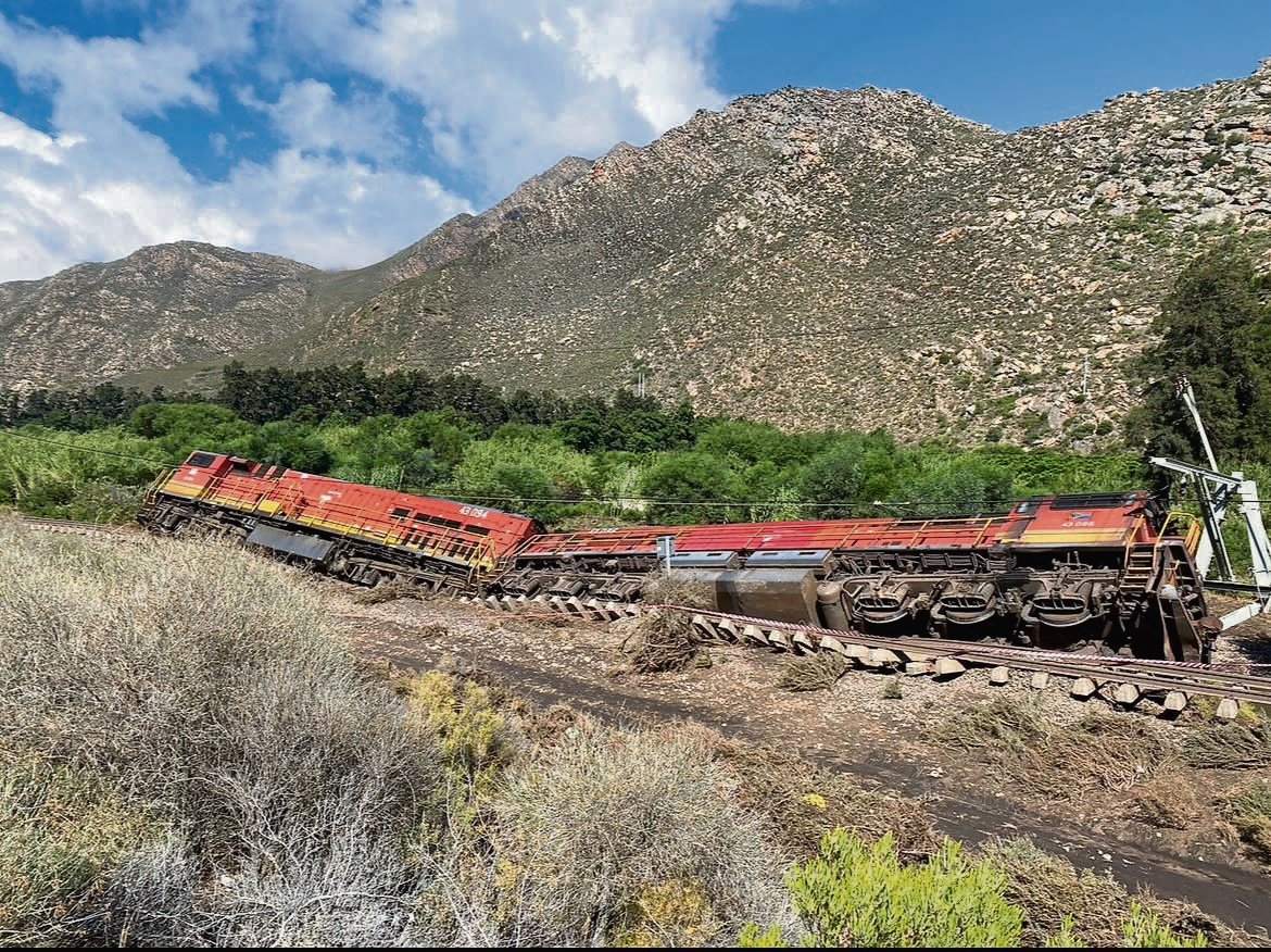A train derailed between Worcester and De Doorns late on Monday evening, apparently due to damage to the railway network during a severe storm.Foto: 