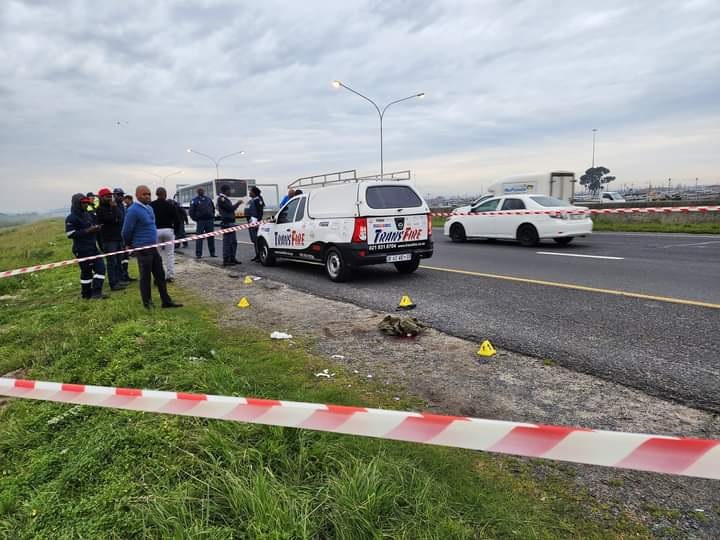 A suspected robber was shot by a traffic cop.