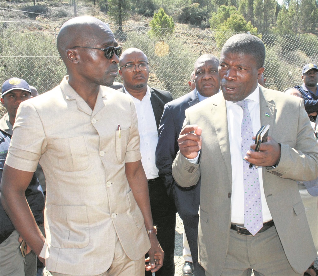 Minister Malusi Gigaba and Tsukutla Au make plans for free movement between Mzansi and Lesotho.  Photo by Modise Tau