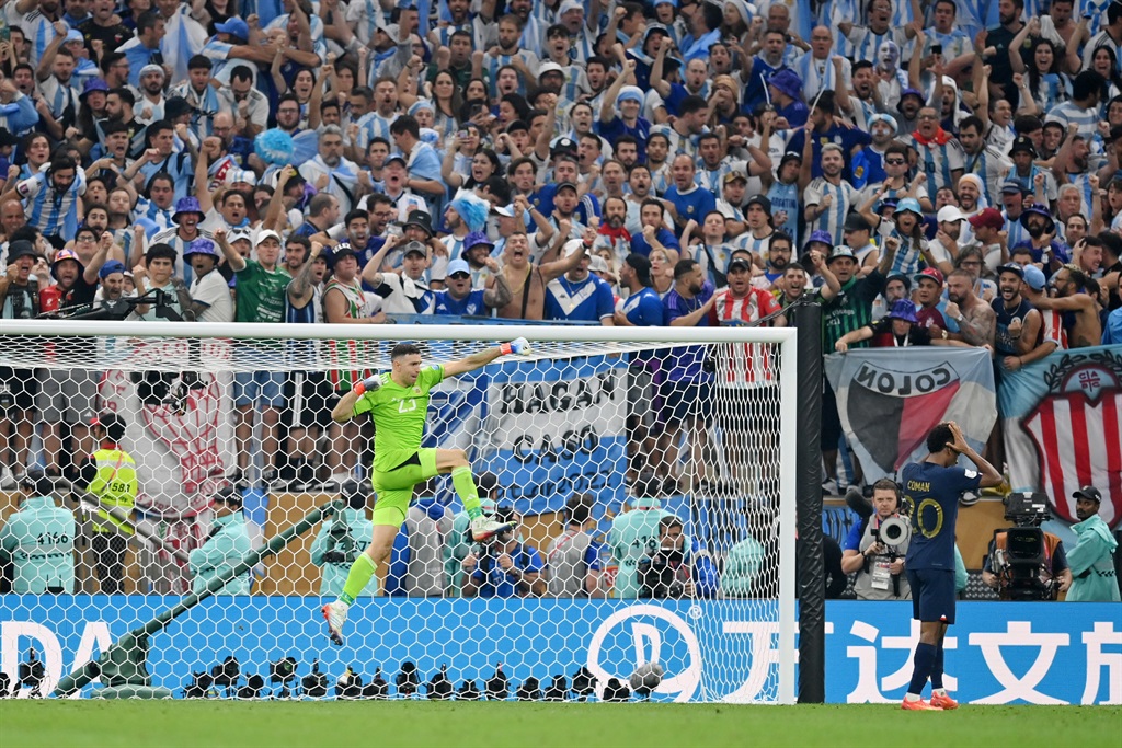 Emiliano Martínez of Argentina celebrates after saving the second penalty from Kingsley Coman of France in the penalty shoot-out  during the Fifa World Cup Qatar 2022 final match. Photo: Dan Mullan/Getty Images