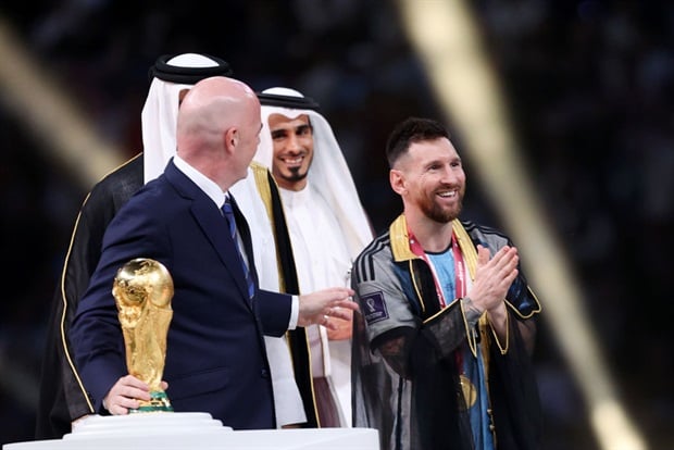 Lionel Messi's black cloak: A brief history of the bisht, given to the  superstar after his World Cup triumph, lionel-messis-black -cloak-a-brief-history-of -the-bisht-given-to-the-superstar-after-his-world-cup-triumph