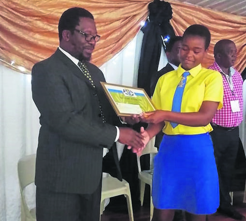 Mayor Petros Ngubane rewards Londiwe Ntombela from Maceba High School with a certificate. 