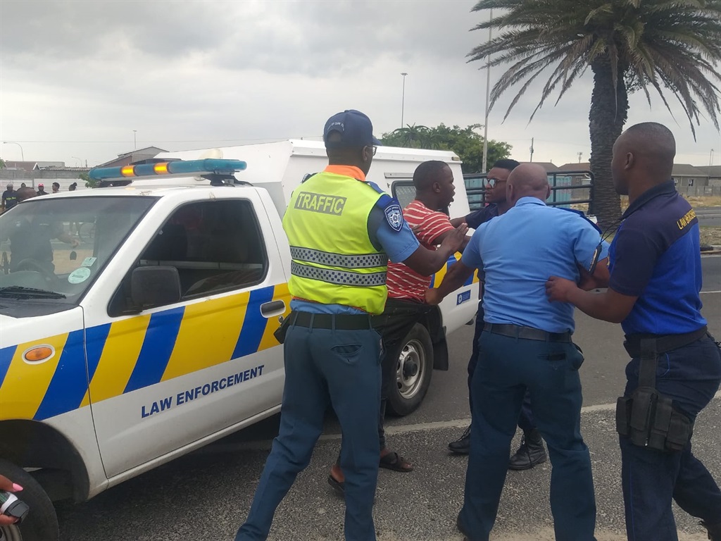 Traffic cops spent over 20 minutes trying to arrest the men who was eventually arrested with the help of Metro cops. Photo by Lulekwa Mbadamane 