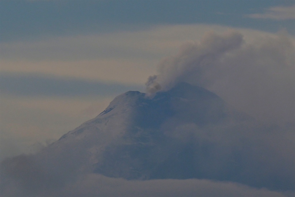 The Cotopaxi volcano emits ash and gases, as seen from Quito on November 26, 2022.
(Rodrigo BUENDIA / AFP)