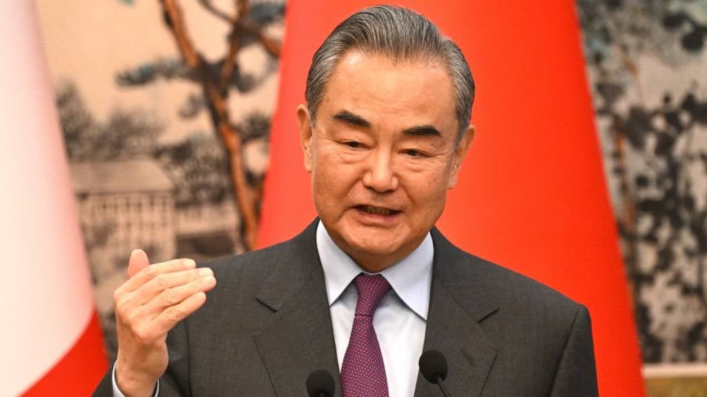 وانگ یی وزیر امور خارجه چین در یک کنفرانس مطبوعاتی صحبت می کند.  (پدرو پاردو/AFP)
