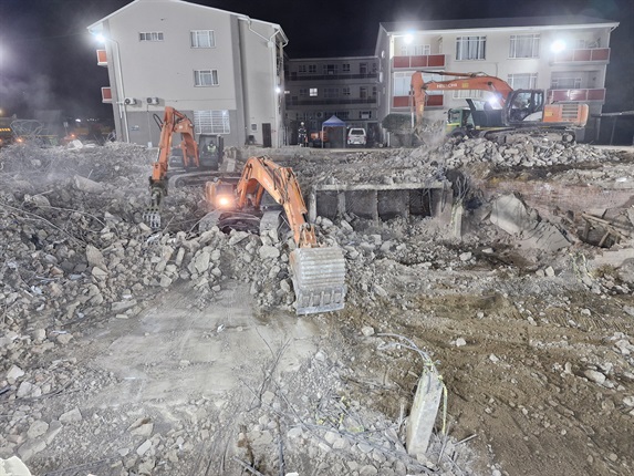 <p><strong>Eighteen deceased in George building collapse identified</strong></p><p>Eighteen people who died when a partially built building collapsed at 75 Victoria Street in George last week, have been identified. The George Municipality confirmed that the formal identification process for the victims has been completed by the Forensic Pathology Service with 14 males and 4 females being identified. Seven of the 33 deceased who were recovered from the site, are South African, three are Zimbabwean, five are from Malawi, two from Mozambique and one from Lesotho. As of 06:00, 33 people, 27 males, 6 females, had been declared dead while 19 others are still unaccounted for.&nbsp;</p><p><em>- Warda Meyer&nbsp;</em></p><p><em>(Photo: George Municipality)</em></p>