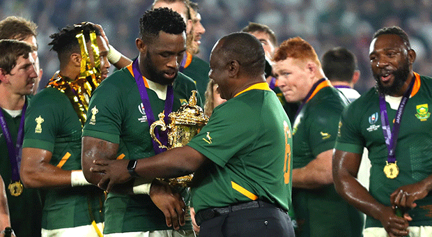 Springbok captain Siya Kolisi hands President Cyril Ramaphosa the Webb Ellis trophy to lift. (Getty Images)