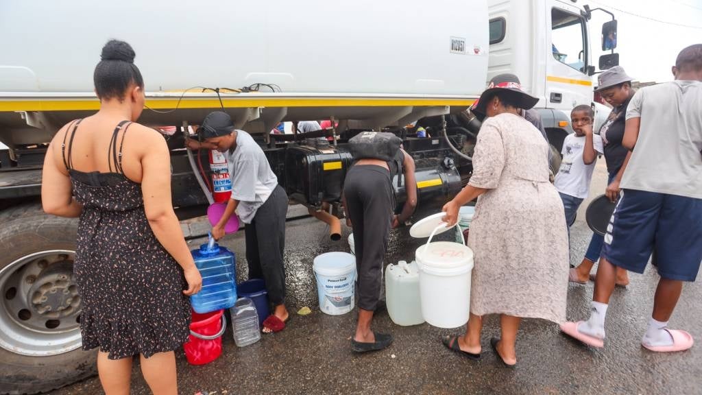 Residents of Dube and Meadowlands seek alternative means of getting water in Soweto during a previous outage. (Fani Mahuntsi/Gallo Images)