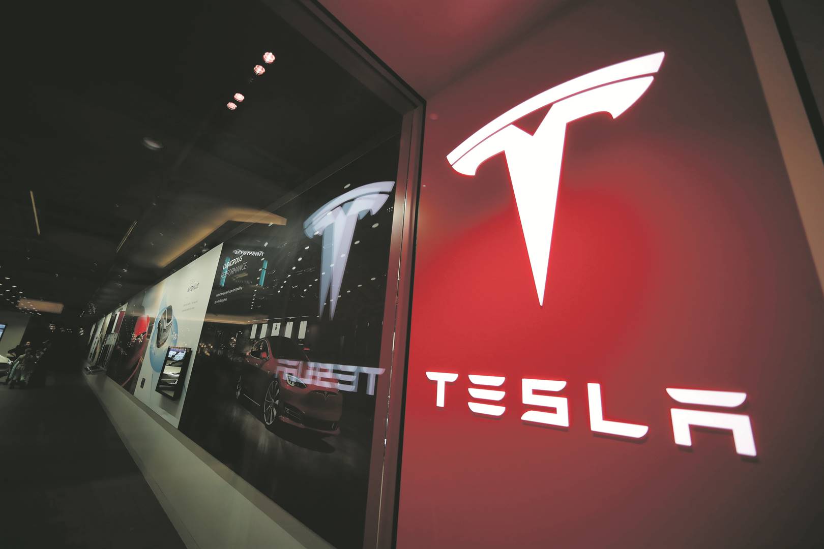 Tesla, wat elektriese motors vervaardig en ’n netwerk laaistasies bedryf, is met afleggings besig.