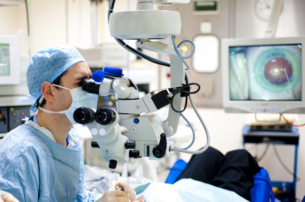 How to choose a cataract surgeon