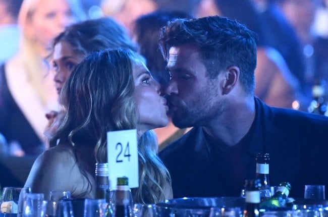 Chris Hemsworth and his wife, Elsa Pataky, share a kiss at an event. (PHOTO: Getty Images/Gallo Images)