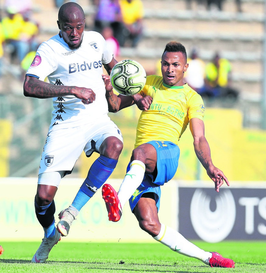 Toni Silva of Mamelodi Sundowns (right) is challenged by Sifiso Hlanti of Bidvest Wits during yesterday’s match.Photo byBackpagePix