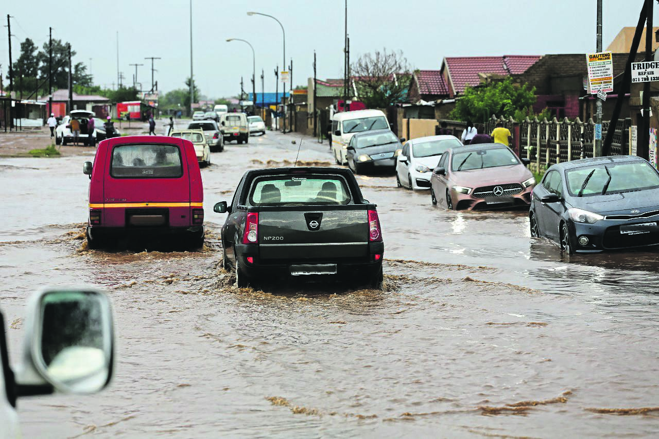 Motorists often find themselves in a challenging situation whenever it rains. Photo by Tumelo Mofokeng