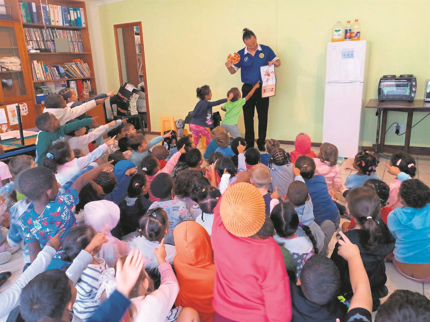 Learners from Kids Cove Nursery School in Gordon’s Bay enjoyed a fun security class held to promote safety at the school on Thursday (9 March). Regardt Laubscher, better known as “Mr ADT”, visited the school to entertain the children with his charm, laughter and magic. There was a serious side to the day too as he taught them important personal safety lessons. Laubscher’s visit was organised in cooperation with the local Fidelity ADT team.
